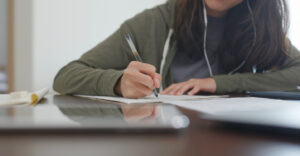 Un étudiant révise ses cours
