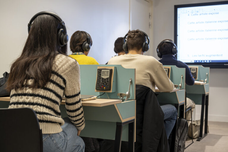 Cours semestriel de français intensif, salle de phonétique