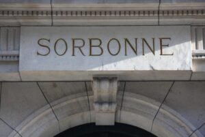Ecriture de la sorbonne sur une facade
