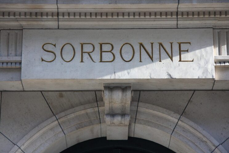 Ecriture de la sorbonne sur une facade